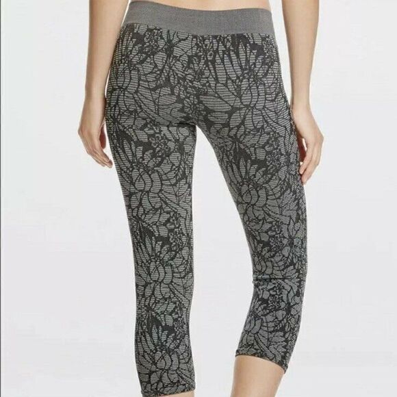 Fabletics Sebastian Seamless Capri Legging Gray - Picture 4 of 10